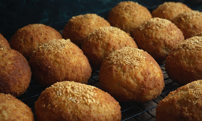 3-4 deliciosas croquetas con sabor apetitoso y textura crujiente