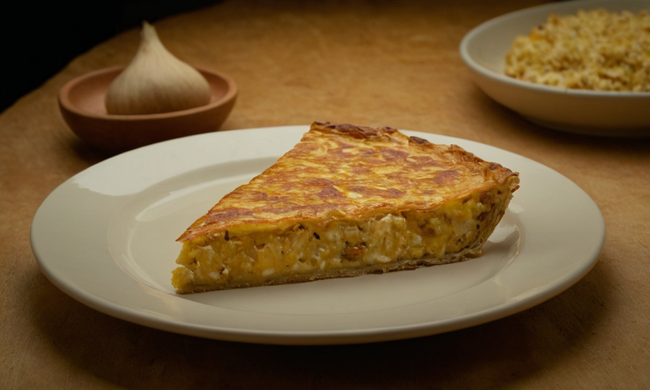 una tortilla española crujiente y dorada en un plato